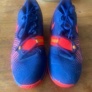 Nike Kyrie Flytrap 6Y Basketball Shoes
